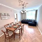 Sea Siren 1bd - Near Sea Garden, Free Garage & Ev Friendly Apartament